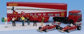 Set Fiat 691con dos Ferrari 312 y 8 figuras 1/87