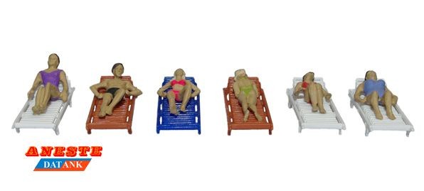 Gente de playa con tumbonas 1/87